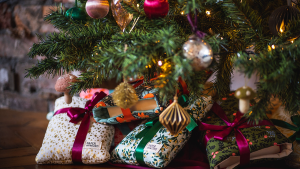 A MORE SUSTAINABLE WAY TO GIFT WRAP BOOKS THIS CHRISTMAS